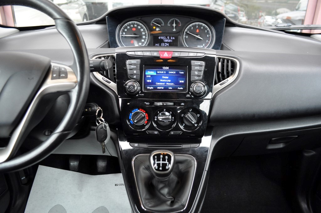 Lancia Ypsilon