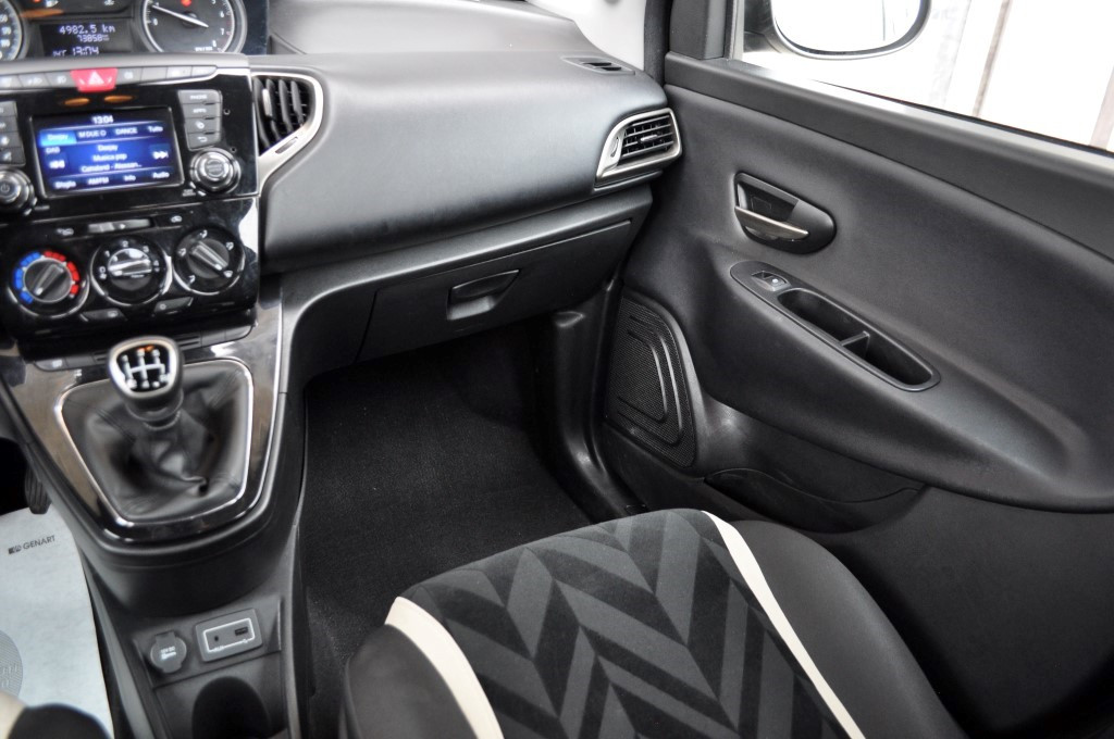 Lancia Ypsilon