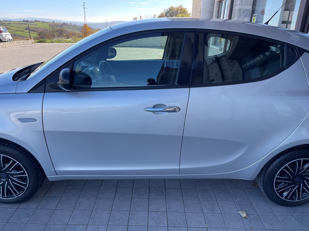 Lancia Ypsilon