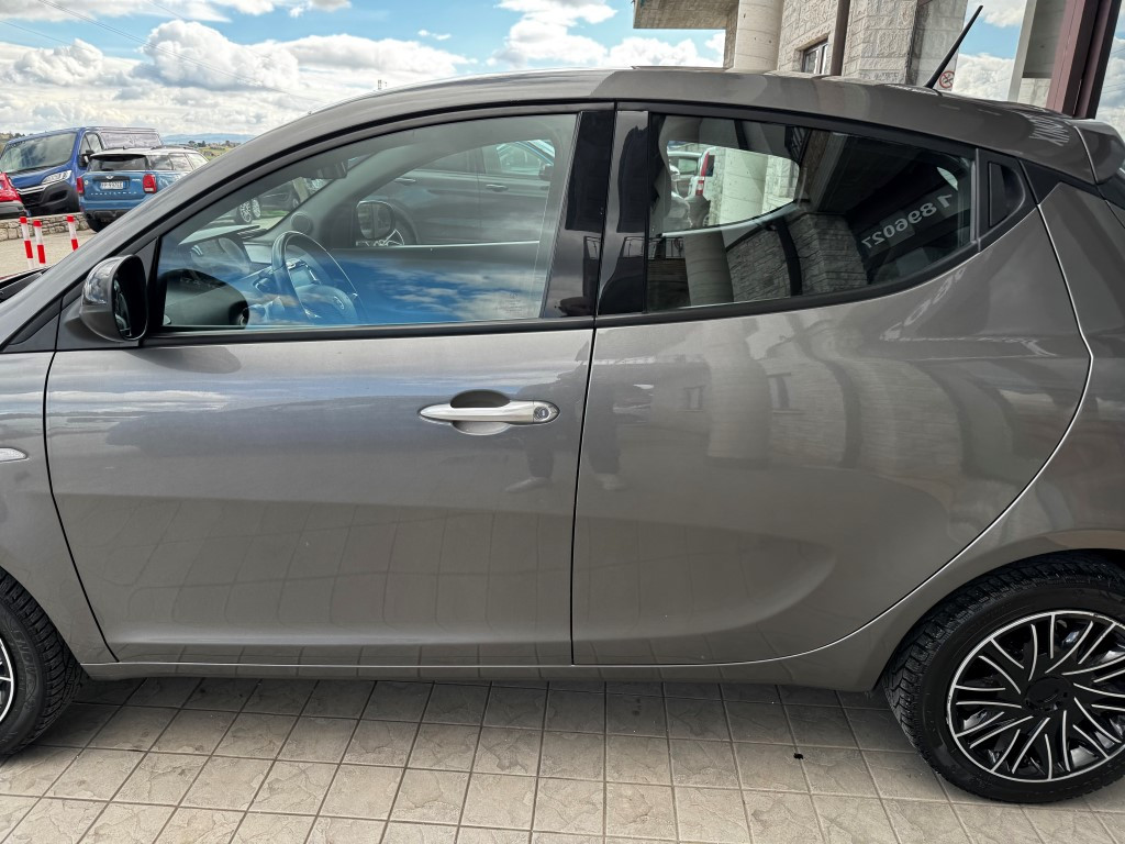 Lancia Ypsilon