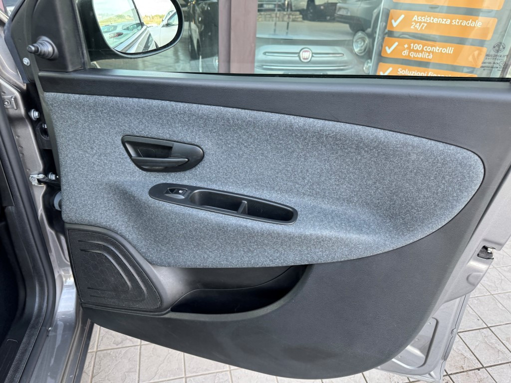 Lancia Ypsilon