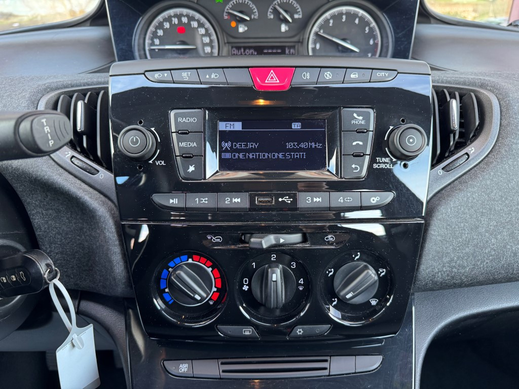 Lancia Ypsilon