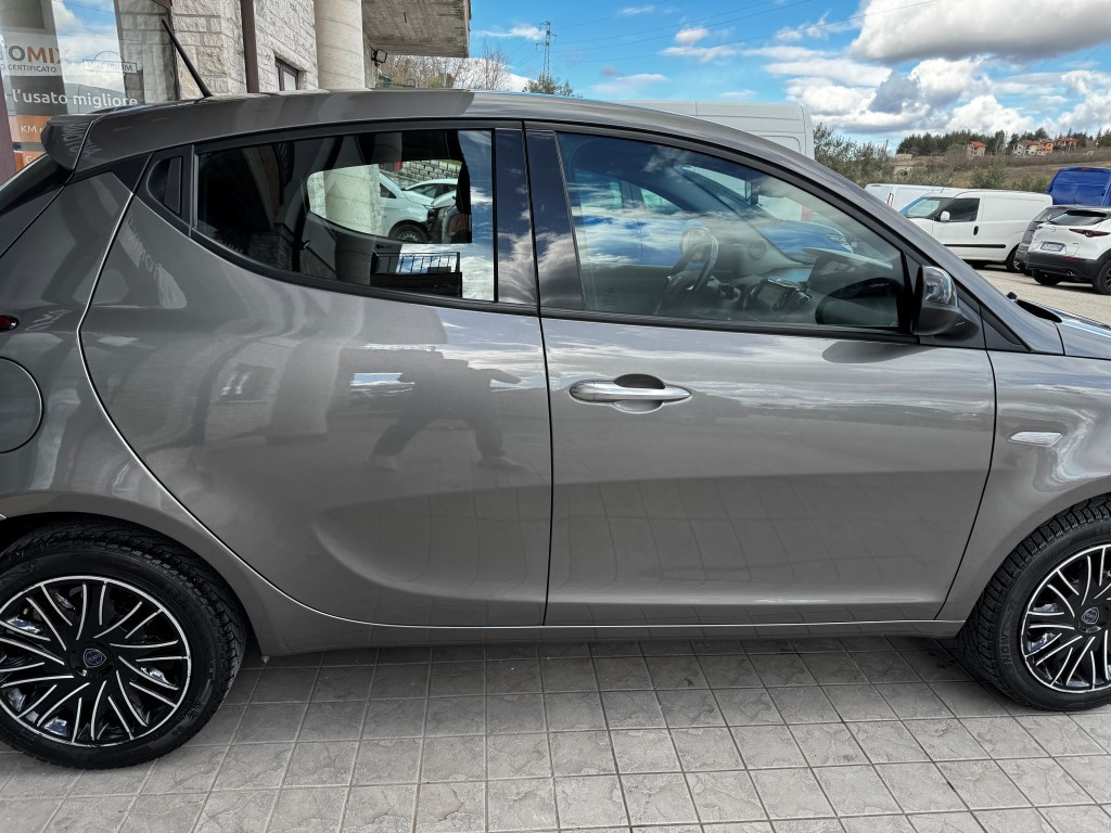 Lancia Ypsilon