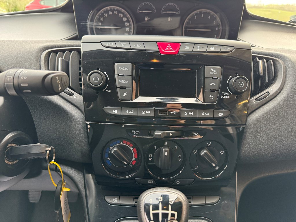 Lancia Ypsilon