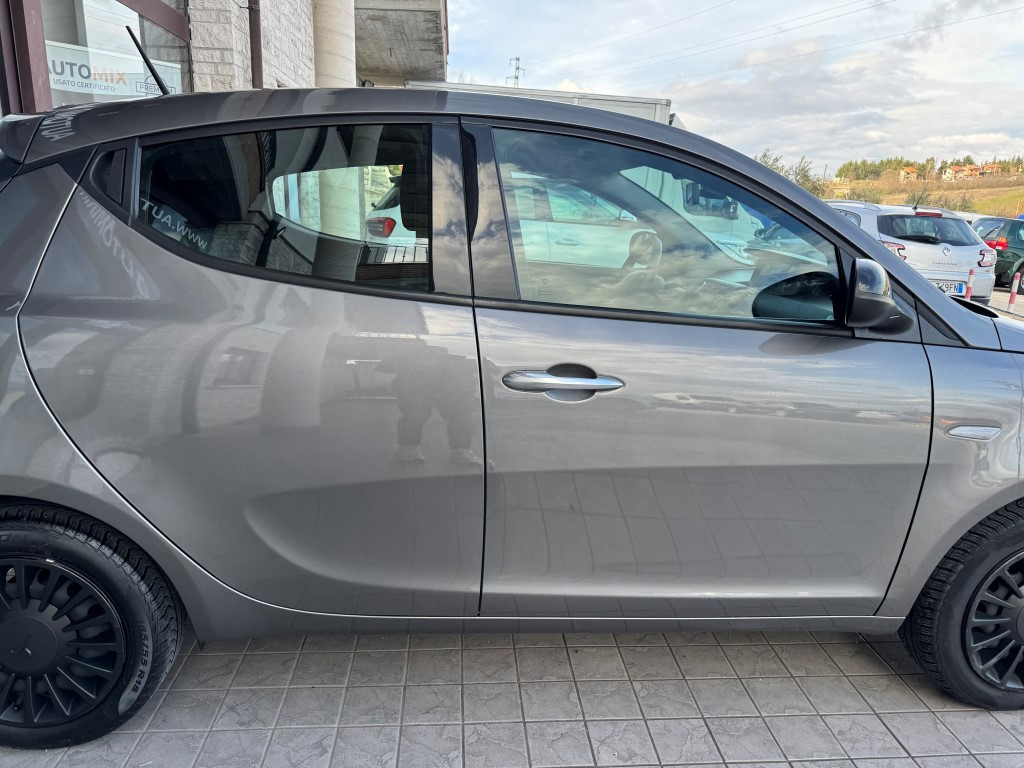 Lancia Ypsilon